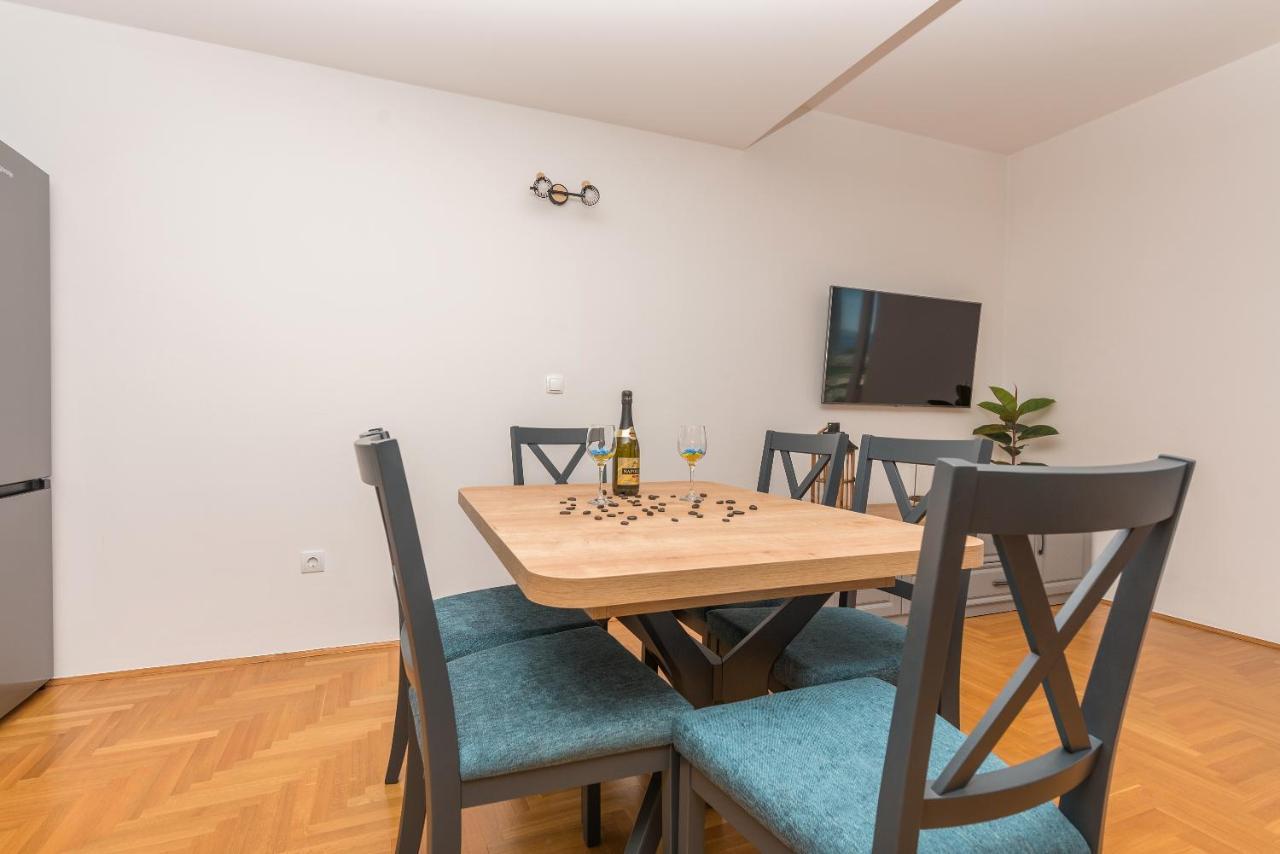 Deluxe 3 Bedroom Apartment With Sea View Baška Voda Dış mekan fotoğraf
