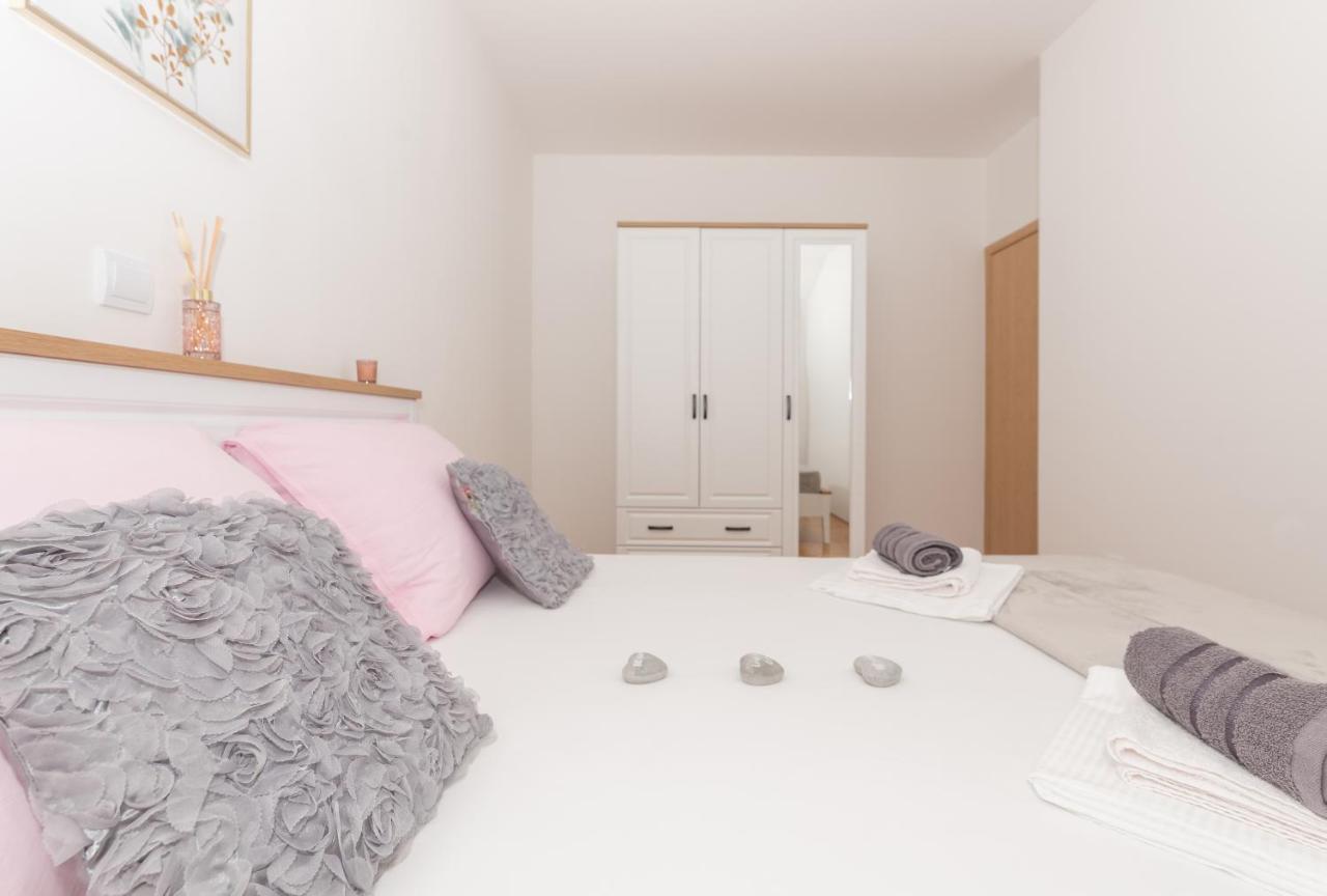 Deluxe 3 Bedroom Apartment With Sea View Baška Voda Dış mekan fotoğraf