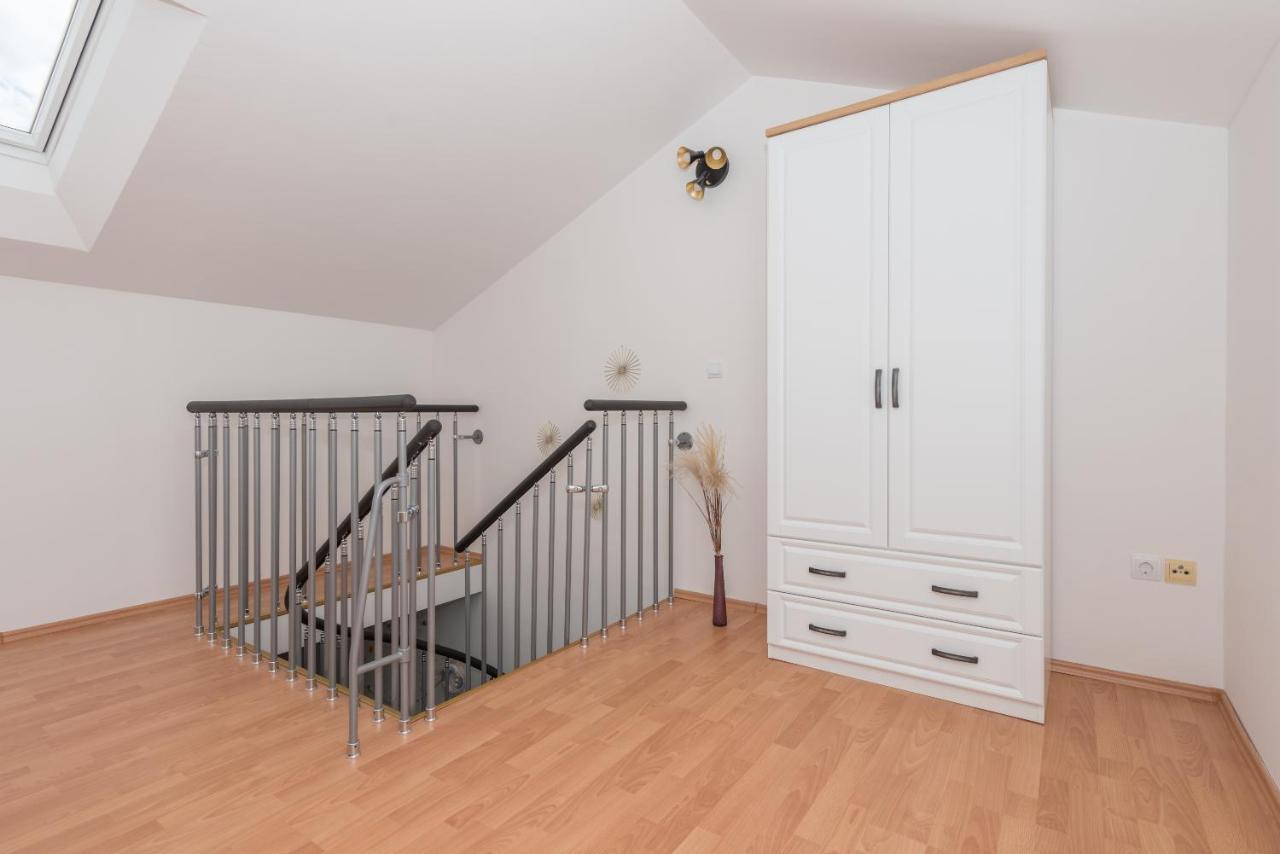 Deluxe 3 Bedroom Apartment With Sea View Baška Voda Dış mekan fotoğraf