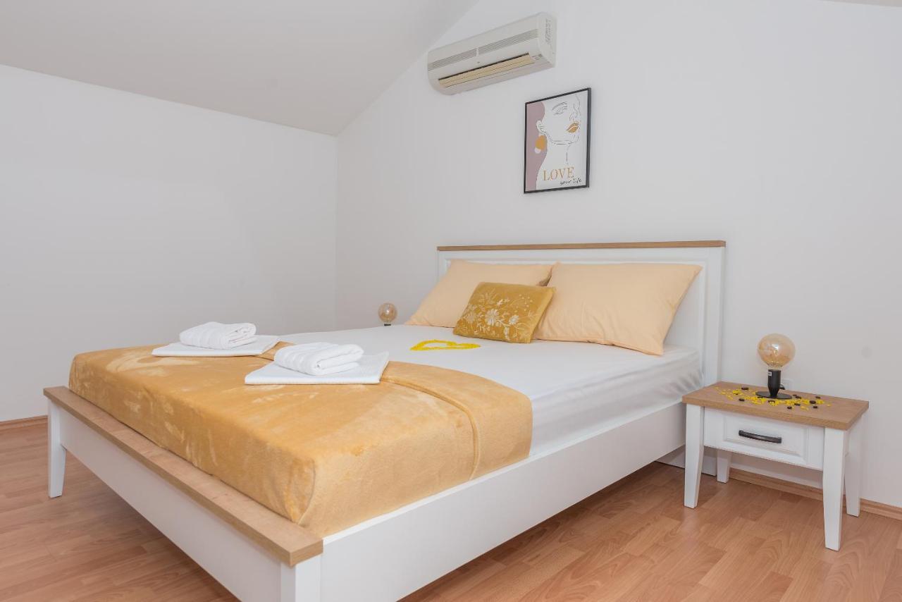 Deluxe 3 Bedroom Apartment With Sea View Baška Voda Dış mekan fotoğraf