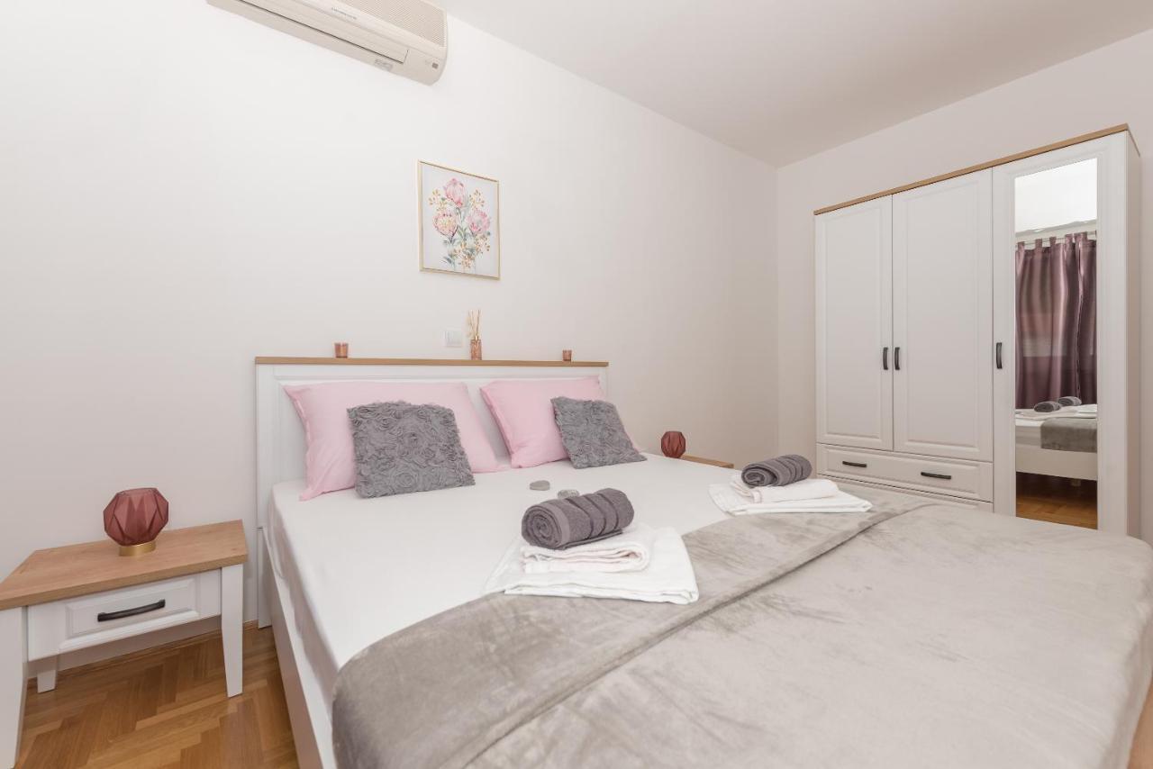 Deluxe 3 Bedroom Apartment With Sea View Baška Voda Dış mekan fotoğraf