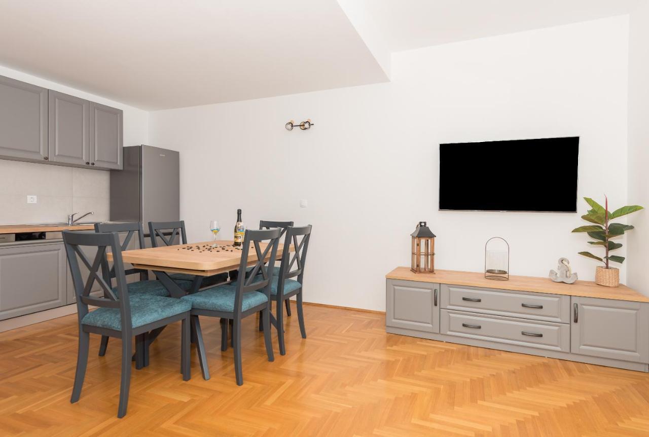 Deluxe 3 Bedroom Apartment With Sea View Baška Voda Dış mekan fotoğraf