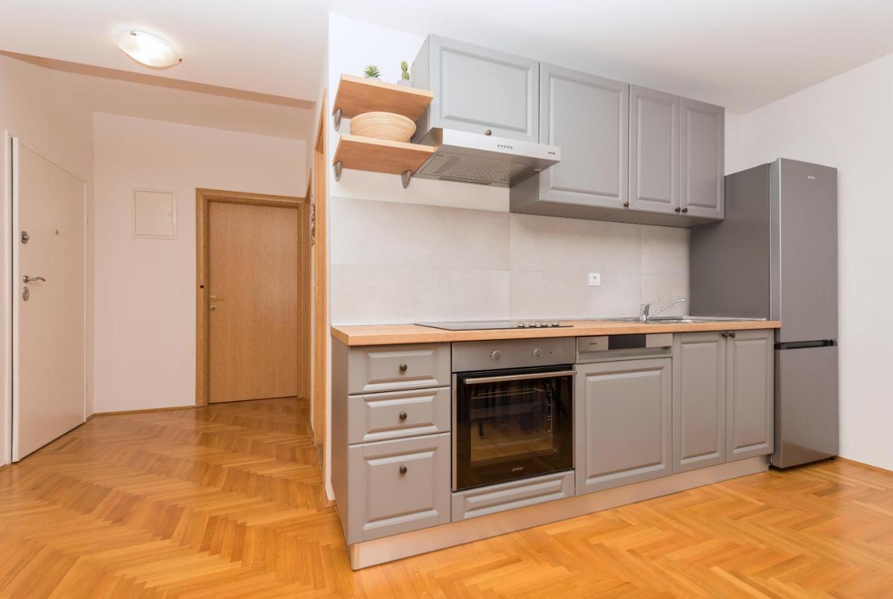 Deluxe 3 Bedroom Apartment With Sea View Baška Voda Dış mekan fotoğraf