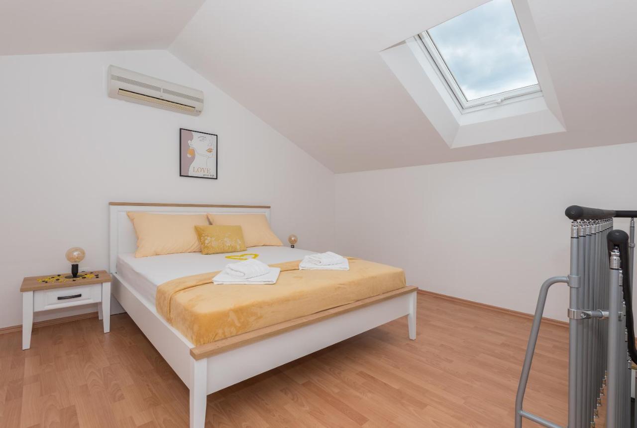 Deluxe 3 Bedroom Apartment With Sea View Baška Voda Dış mekan fotoğraf