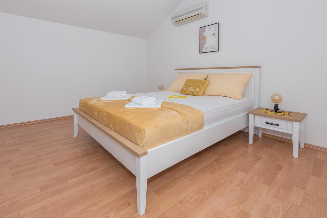 Deluxe 3 Bedroom Apartment With Sea View Baška Voda Dış mekan fotoğraf
